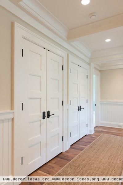 traditional closet by Solaris Inc.