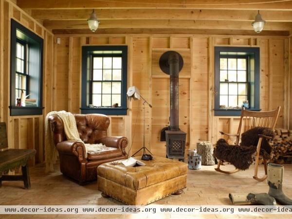 farmhouse family room by Rafe Churchill: Traditional Houses