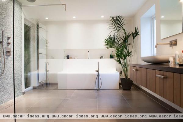 contemporary bathroom by Louise de Miranda