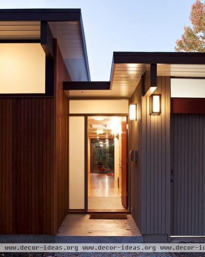 midcentury entry by Klopf Architecture