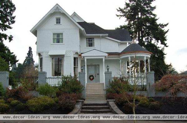 traditional exterior by Anne Niedergang, Architect