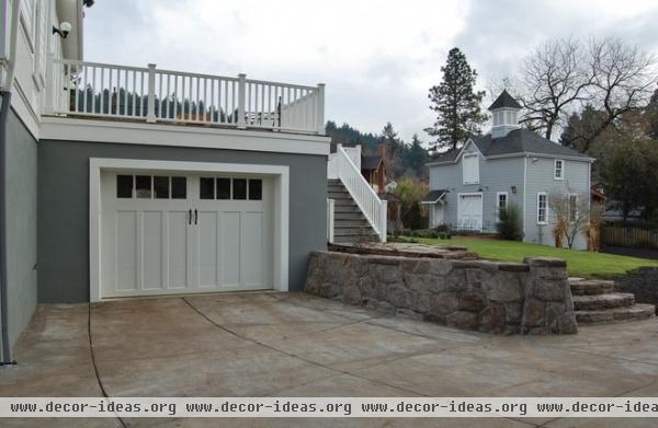 traditional garage and shed by Anne Niedergang, Architect