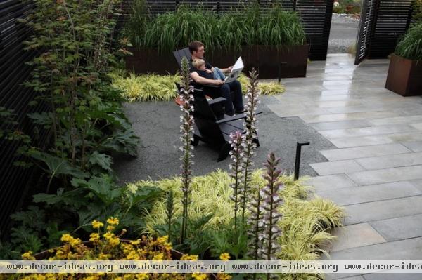 Nodding to the Coast in a Bainbridge Island Entry Garden