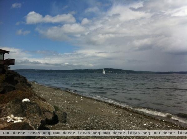 A Seattle Garden Looks to the Coast