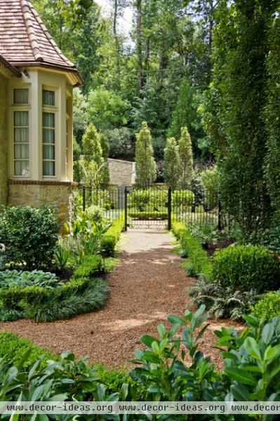 traditional landscape by Joe A. Gayle & Associates