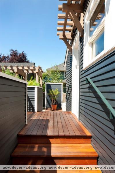 transitional deck by Tyler Engle Architects PS