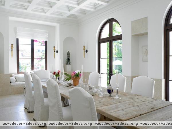 rustic dining room by Jarosz Architect, P.A.