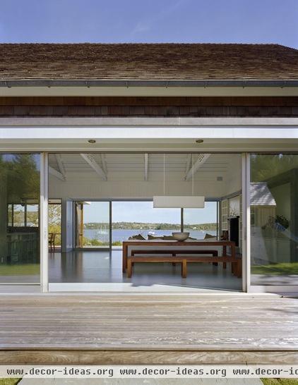 beach style deck by Robert Young Architects