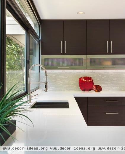 modern kitchen by RI Kitchen & Bath