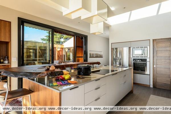 midcentury kitchen by Hudson Street Design