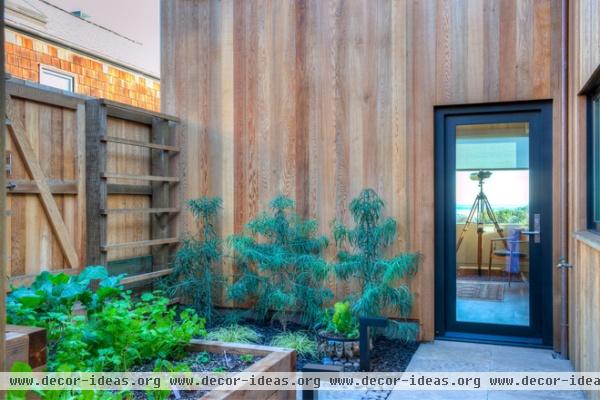 midcentury patio by Hudson Street Design