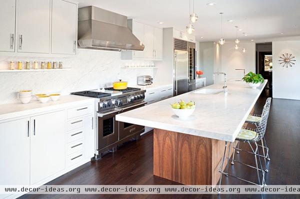 midcentury kitchen by Jennifer Weiss Architecture