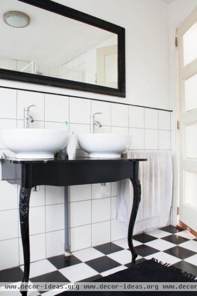 eclectic bathroom by Louise de Miranda