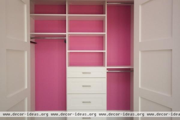 modern closet by CLOSET ENVY INC.