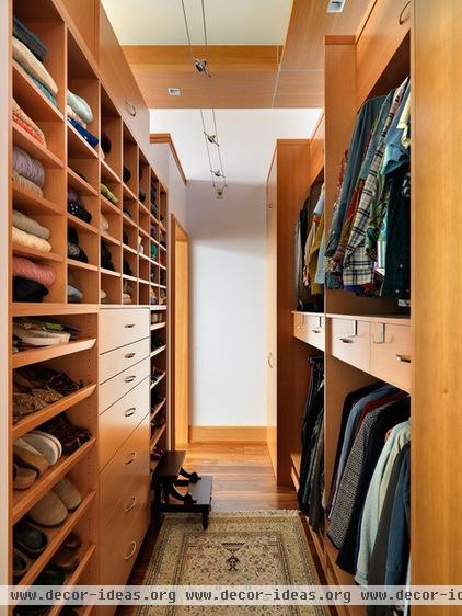 contemporary closet by Mike Knight Construction