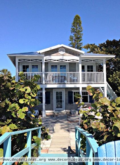 beach style exterior by Mina Brinkey