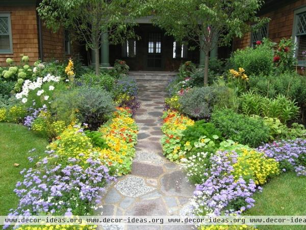 traditional landscape by Heidi's Lifestyle Gardens