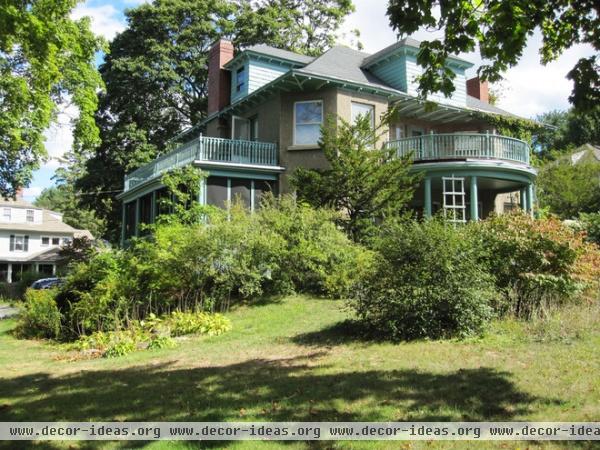 A 1906 Stucco Colonial is Brought Back to its Grand Stature