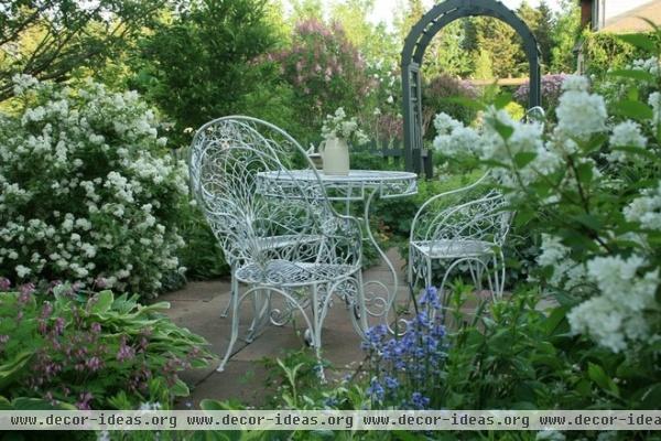 traditional patio by Aiken House & Gardens