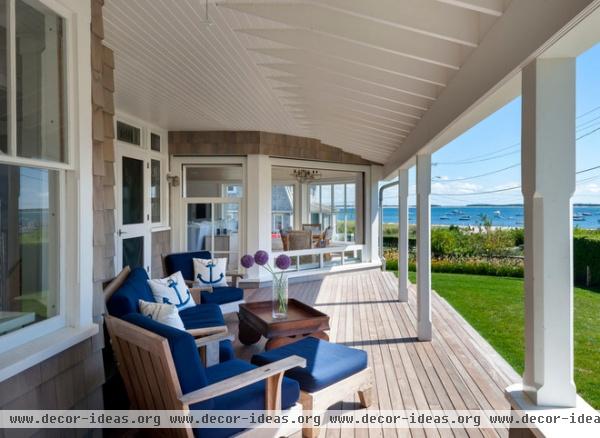 beach style porch by Curl Architecture