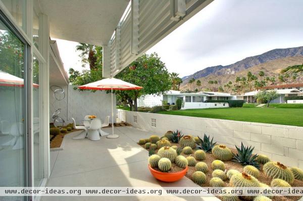 midcentury patio by Bella Vita Garden Design