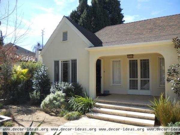 Houzz Tour: A New Front Door and Kitchen Add Function to an LA Bungalow