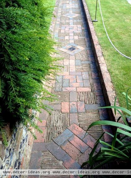 Restoration House, Rochester, EnglandBrick decorative path