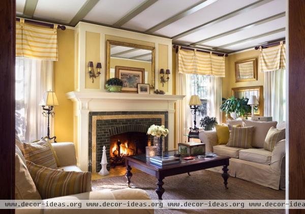 traditional living room by Francis Dzikowski Photography Inc.