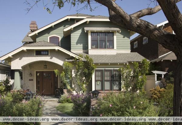 craftsman exterior by Dorothy Howard AIA, Architect