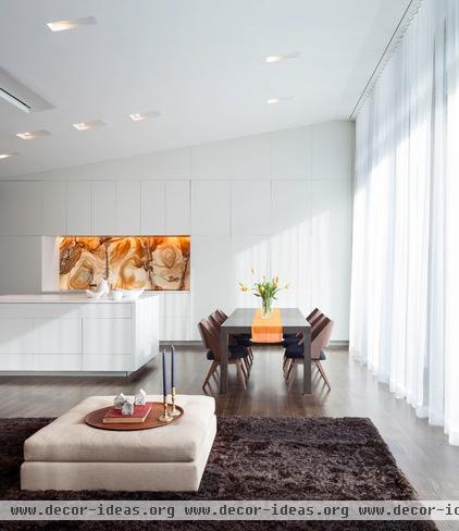 modern dining room by William Reue Architecture