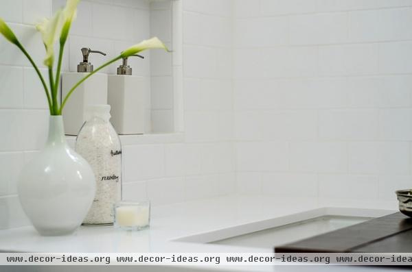 farmhouse bathroom by FOUR POINT Design+Construction Inc.