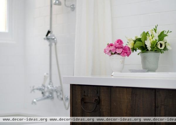 farmhouse bathroom by FOUR POINT Design+Construction Inc.