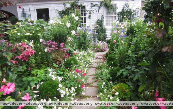 traditional landscape by Maria Hickey & Associates Landscapes