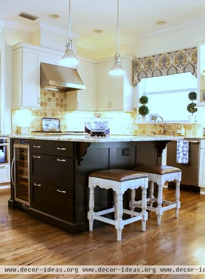 traditional kitchen by Mina Brinkey