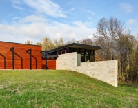 Houzz Tour: Fieldstone Divides and Connects a Wisconsin Home