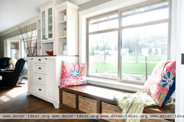 traditional living room by Starline Cabinets