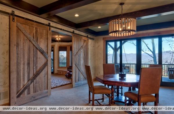 rustic dining room by Glennwood Custom Builders (NC)