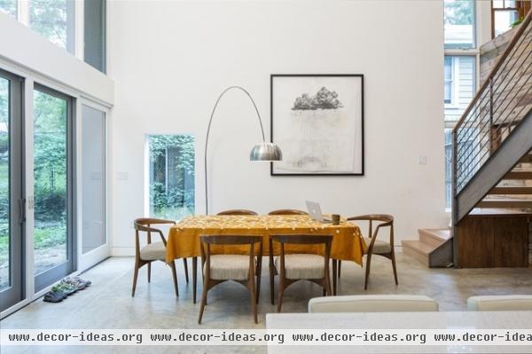 contemporary dining room by Wakako Tokunaga Architecture