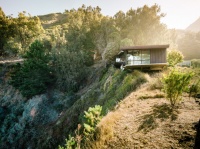 Houzz Tour: Hugging the Rocky Cliffs in Big Sur