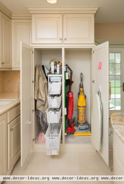 traditional closet by Nicholson Builders