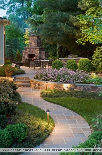 traditional landscape by SURROUNDS Landscape Architecture + Construction