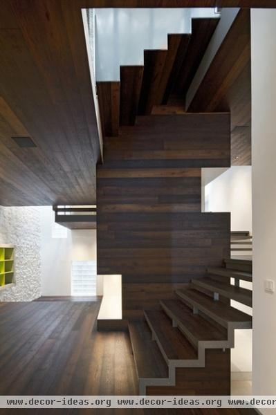 modern staircase by Moussafir Architectes