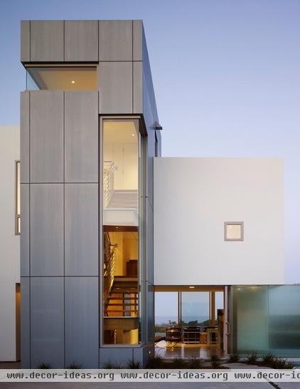 modern exterior by Ehrlich Architects