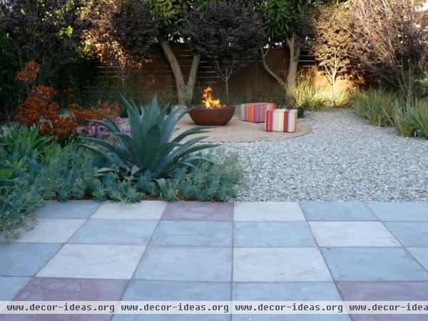 modern patio by Valle de Verde Design