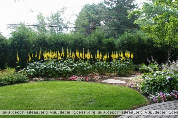 traditional landscape by The Barn Nursery and Landscape Center