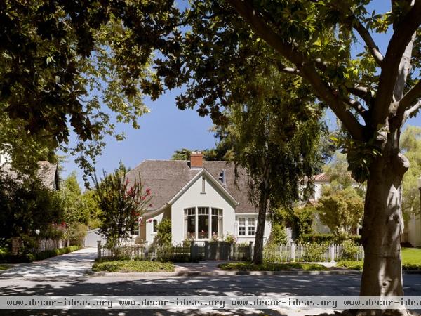 Houzz Tour: A Sweet Tudor Cottage Gets a Sophisticated Update