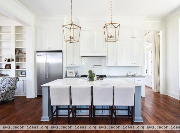 traditional kitchen by Oivanki Photography