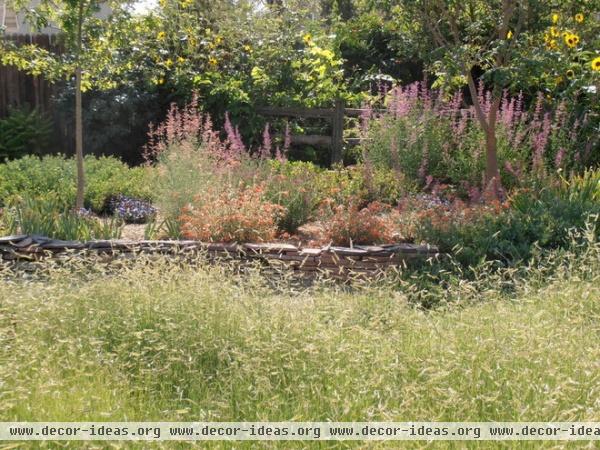 traditional landscape by Waterwise Landscapes Incorporated