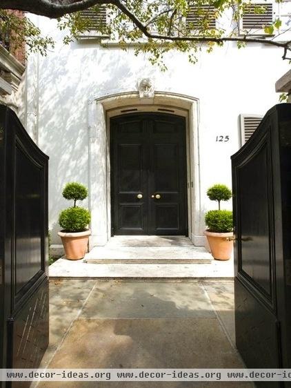 traditional entry by Stefan Alexander Interiors