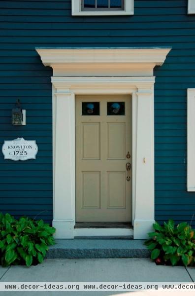 traditional entry by Cummings Architects